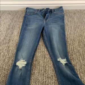 knee ripped hollister jeans !